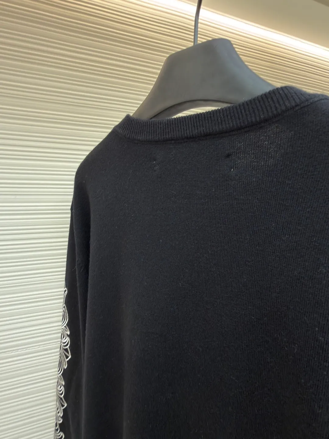 Chrome Hearts scroll embroidered sweater ●Item number: 1682476-A85 ●Fabric: wool fabric ●Technology: embroidery production ●Color: black ●Version: loose fit ●Weight: about 475 grams ●Size: S-M-L-XL ●Description: Select high-quality wool and cashmere raw materials, blended according to a certain proportion. Wool provides warmth and durability, while cashmere gives clothing a soft, delicate feel. The combination of the two makes the fabric both comfortable and practical. Different from market products, our sweaters feel softer and waxier. We use the shrinking characteristics of cashmere fiber to shrink the sweaters. Ironing knitted sweaters to make them smoother and crisper while maintaining style characteristics. The ironing process requires precise control of temperature and pressure to prevent clothing from deforming or being damaged. The overall wiring is straight and delicate, the fabric is comfortable and soft, and the color is consistent without color difference. It can be matched with the same style to create a fashionable look and control various occasions. Customized accessories, complete with three standards, same style for men and women!